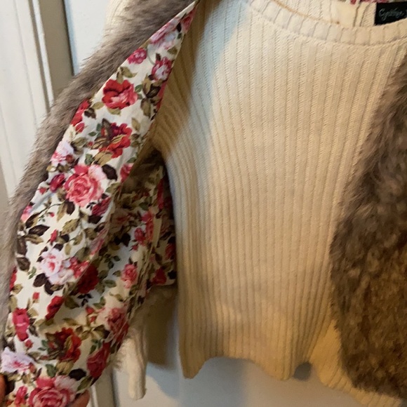 Cynthia Rowley Cream Sweater and Faux Fur Vest Set - Picture 5 of 6